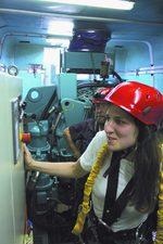 Leserpreis Turbinenbesteitung Smarties-Anlage 5 | Betriebsführer Wilke-Rampenthal genehmigt Leserwettbewerbssiegerin Philine Wedell einen prüfenden Blick auf die Betriebsdaten ...