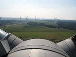 Mark-E-Windpark Schöneseiffen | Mark-E-Windpark Schöneseiffen: Der Windpark in der Eifel aus ursprünglich 18 Windenergieanlagen von GE mit je 1,5 Megawatt ist 2015 repowert worden. 13 Enercon-Turbinen vom Typ E-101 mit drei MW ersetzten 12 der alten Anlagen. Mark E betreibt selbst Windenergieanlagen mit einer Leistung von 40 MW Windkraft sowie ein Wasserkraftwerk mit 5 MW. Der Hagener Versorger gehört zum Energiekonzern Enervie. Er verfolgt weitere Ausbaupläne für Windkraft, die sich auf das Kernversorgungsgebiet Enervies im Süden Nordrhein-Westfalens bezhiehen. Vor allem aber das virtuelle Kraftwerk mit 1.350 MW angeschlossener Leistung überwiegend aus Windkraft ist das zentrale Instrument für Mark-E für den eigenen Wandel. Zugleich hat das Unternehmen beschlossen, die eigenen konventionellen Kraftwerkskapazitäten schrittweise bis 2018 abzubauen. - © Foto: Mark-E