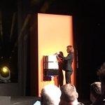 Eine Mitarbeiterin installiert den Speicher mit wenigen Handgriffen.