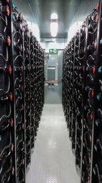 Allgäu Speicher innen | In den beiden Containern sind nicht nur die Batterien untergrbracht, sondern auch die gesamte Steuerung, die Leistungselektronik, ein Mittelspannungstrafo und eine Klimatisierung.