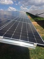 Solarpark Hölzengraben Kaiserslautern Neu | Um die neue Anlage an den vorhandenen Generator anzugleichen wurden die Module ebenfalls in Ost-West-Ausrichtung aufgeständert. - © IBC Solar