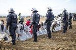 Protest gegen Braunkohleabbau der Hambacher Grube | Aktion gegen Europas größten Braunkohletagebau Hambach: Schon im November 2017 besetzen Aktivisten der Widerstandsgruppe Ende-Gelände den Tagebau. Jetzt droht die Rodung eines weiteren, des dann wahrscheinlich vorletzten Teilstückes des Waldes zwischen Aachen und Köln. - © Tim Wagner - flickr.com (CC BY-SA 2.0)