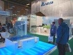EWEA-Envision | Der chinesische Turbinenhersteller Envision stellt auf der EWEA-Konferenz ein zweiblättriges Offshore-Konzept vor, bei dem die Rotorblätter nicht komplett sondern nur einzelne Segmente aus und in den Wind gedreht werden. - © Foto: Denny Gille
