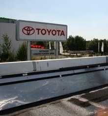 Blechschaden nach Hagel | Nur ein Blechschaden: Ende Juli überzogen golfballgroße Hagelkörner die Stadt. Die Module hielten stand. Einzig die Aluminiumwände des Montagesystems sind mit Dellen übersät.