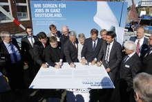 Cuxhavener Appell | Unterzeichnung des Cuxhavener Appells der zuständigen Landesminister für die deutsche Offshore-Windkraftentwicklung: Mahnung und Aufforderung für eine verlässliche Offshore-Politik, die viele neue Arbeitsplätze verspricht.