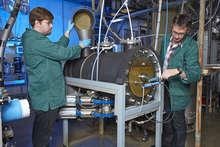 Regelbarer Gasertrag | Arbeit an der Forschungsanlage für die bedarfsgerechten Methanproduktion. - © Foto: Universität Hohenheim / Winkler