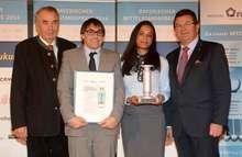 Preisübergabe, v.l.n.r.: Hans Spitzner (EWiF-Präsident), Tobias Zwirner (Geschäftsführender Gesellschafter Phaesun), Suzette Evans (Accounting Phaesun), Laudator Staatssekretär Franz Josef Pschierer. - © Foto: EWiF Preisübergabe, v.l.n.r.: Hans Spitzner (EWiF-Präsident), Tobias Zwirner (Geschäftsführender Gesellschafter Phaesun), Suzette Evans (Accounting Phaesun), Laudator Staatssekretär Franz Josef Pschierer. - © Foto: EWiF