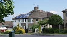 Solarmodule auf einer Doppelhaushälfte von 1930 in Wetherby, Großbritannien. - © Foto: Mtaylor84 Solarmodule auf einer Doppelhaushälfte von 1930 in Wetherby, Großbritannien. - © Foto: Mtaylor84