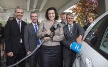 Erstbetankung: Guillaume Larroque (TOTAL), Markus Bachmeier (Linde), Dorothee Bär (Parlamentarische Staatssekretärin im Bundeministerium für Verkehr und digitale Infrastruktur), Alexander Ruscheinsky (VEDA), Prof. Dr. Kohler (Daimler), Dr. Anja Weisgerber (MdB).