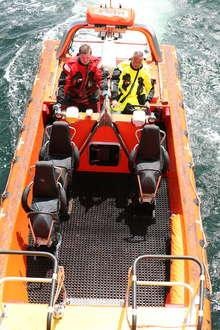 Das Anlanden klappt bei Wellen von einem Meter ganz gut, wirkt aber auf den Außenstehenden immer noch riskant.