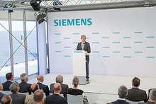Siemens-Chef Joe Kaeser in Cuxhaven bei der Unterschriftenzeremonie für den neuen Offshore-Standort.