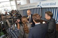 Willkommen zuhause - so das passende Motto der Husum Wind. Schleswig-Holsteins Ministerpräsident Torsten Albig freute sich über das große Medieninteresse, das die Messe auf sich zog. - © Foto: Husum Wind Willkommen zuhause - so das passende Motto der Husum Wind. Schleswig-Holsteins Ministerpräsident Torsten Albig freute sich über das große Medieninteresse, das die Messe auf sich zog. - © Foto: Husum Wind