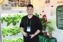 Dirk Chen stellt das Urban Gardening seiner Firma vor - Büropflanzen zum Essen.