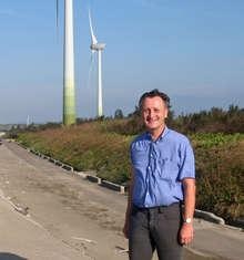 Karl-Eugen Feifel beim Besuch eines seiner Windparks. - © Foto: Nicole Weinhold