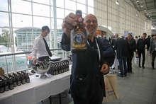 Das gute alte Husumer Brauhaus-Bier und der gute alte Volker. - © Nicole Weinhold Das gute alte Husumer Brauhaus-Bier und der gute alte Volker.