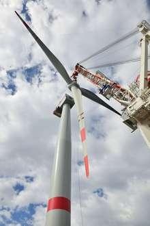 windpark wikinger hochformat | 22. Oktober 2017: Der letzte Rotorstern von 70 Anlagen im Windpark Wikinger mit 350 Megawatt nordöstlich vor Rügen wird hochgezogen. Der erste Iberdrola Windpark in Deutschland steht vor dem Netzanschluss.