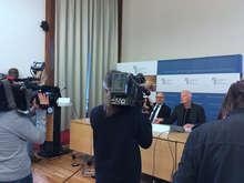 Medienrummel in der Berliner Humboldt Uni mit Fokus auf Schellnhuber, der die Politik zum Kohleausstieg aufforderte: Wer heute niemandem wehtun will, wird morgen allen weh tun. - © Foto: Nicole Weinhold Medienrummel in der Berliner Humboldt Uni mit Fokus auf Schellnhuber, der die Politik zum Kohleausstieg aufforderte: Wer heute niemandem wehtun will, wird morgen allen weh tun. - © Foto: Nicole Weinhold