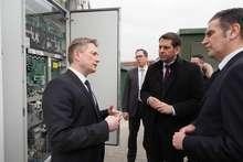 EC_E-Charger 600_P3140440_c | Der Leiter der zuständigen Abteilung der Enercon-Entwicklung, Alfred Beekmann (links), erklärt die Technologie.