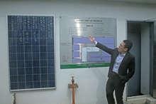 Ein Mitarbeiter von JNV Solar erklärt, wie die Dachanlage auf dem Kongress in Taipeh funktioniert. - © Foto: weinhold Ein Mitarbeiter von JNV Solar erklärt, wie die Dachanlage auf dem Kongress in Taipeh funktioniert. - © Foto: weinhold