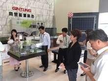 Christine Chen (2. v.r.) umgeben von Journalisten im Eingangsbereich von GET und der Tochterfirma Gintung. - © Foto: