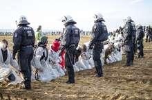 Protest gegen Braunkohleabbau der Hambacher Grube | Frühere Aktion: Im November 2017 besetzen Aktivisten der Widerstandsgruppe Ende-Gelände den Tagebau Hambach.