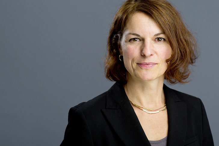 Julia Blom  ist seit 2020 Abteilungsleiterin Repowering/Weiterbetrieb beim Wiesbadener Windpark-Projektierungsunternehmen Abo Wind. Die gelernte Juristin und ehemalige Fernsehjournalistin hat zuvor für Windenergieunternehmen die Flächenaquise für neue Windparkvorhaben betrieben.