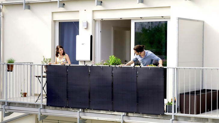 Mit Solarmodulen am Balkon lässt sich ein Teil des eigenen Strombedarfs decken.