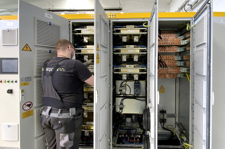 Der Hybridwechselrichter ermöglicht das Zusammenspiel verschiedener Regenerativtechnologien. 