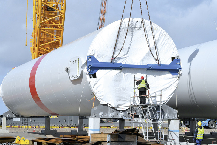 Buss hat als Hafenlogistiker für große Offshore-Bauteile angefangen, macht aber längst viel mehr als nur das. - © Foto: BUSS GROUP
