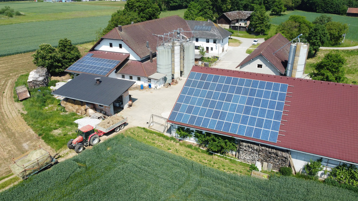 Die Generatoren auf den Dächern der Agrarbetriebe sind groß. Da bietet sich die Nutzung überschüssigen Solarstroms zur Warmwasserbereitung an. - © My PV
 Die Generatoren auf den Dächern der Agrarbetriebe sind groß. Da bietet sich die Nutzung überschüssigen Solarstroms zur Warmwasserbereitung an.