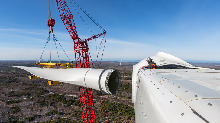 Aufbau des Community-Windparks Nicolas-Riou in der kanadischen Provinz Québec 2017, ein öffentlich-privatwirtschaftliches Partnerschaftsprojekt des Projektierers mit kommunalen Gesellschaften, finanziert durch einen langjährigen Stromliefervertrag mit dem Energieversorger Hydro Québec - © GWEC-Joan Sullivan
