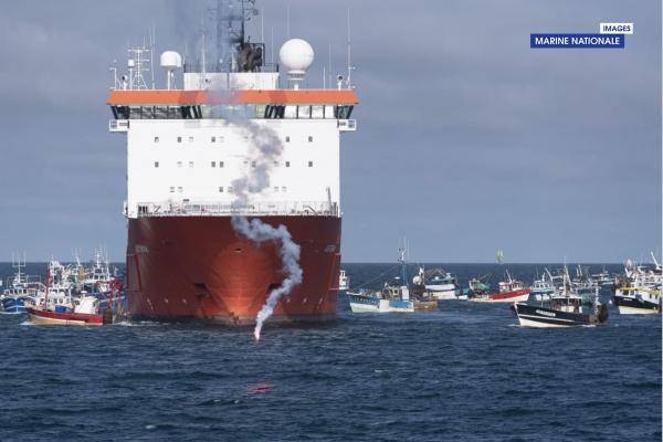Fischerboote umringen und bedrohen die Aethra. - © Marine Nationale
