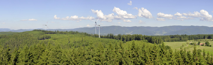 Ein Jahr Verzögerung, 100.000 Euro Zusatzkosten und weniger grüner Strom, weil die Deutsche Flugsicherung zwei der Anlagen im ürgerprojekt Biederbach zu hoch fand. - © Foto: Erhard Schulz
