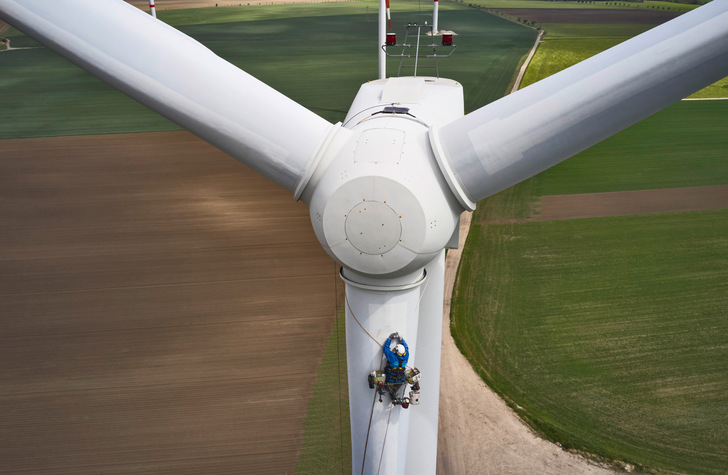 Um einen wirtschaftlichen Weiterbetrieb der Post-EEG-Windparks zu gewährleisten, bedarf es bei Betriebsführung und Instandhaltung, möglichst nahe an den Anlagen zu sein. So lassen sich Schäden früh erkennen und man kann kostengünstig Abhilfe schaffen. - © Foto: Jan Oelker/O﻿STWIND
