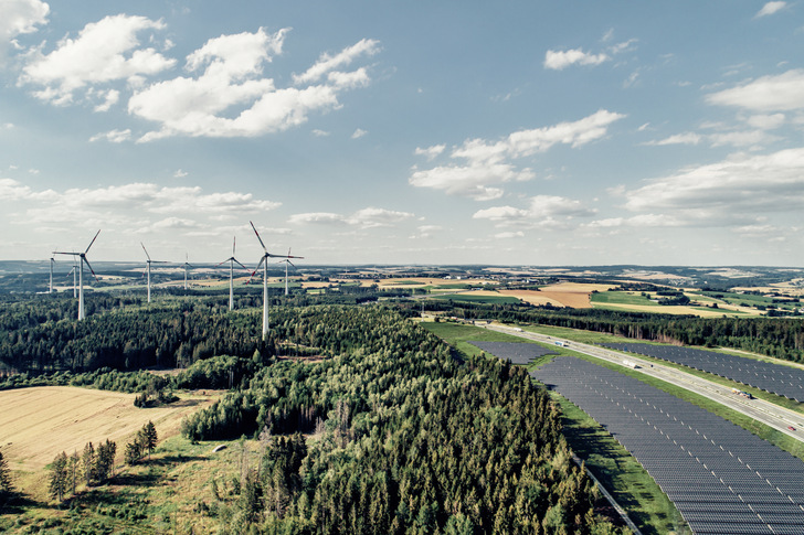 Hybridkraftwerk Berg Espich von Baywa RE im Ort Berg in Bayern. 