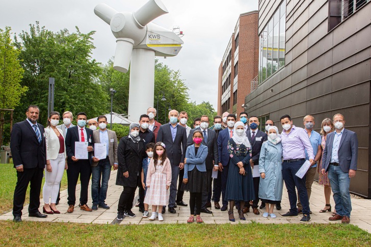 Die erfolgreichen Absolventen mit ihren Familien.