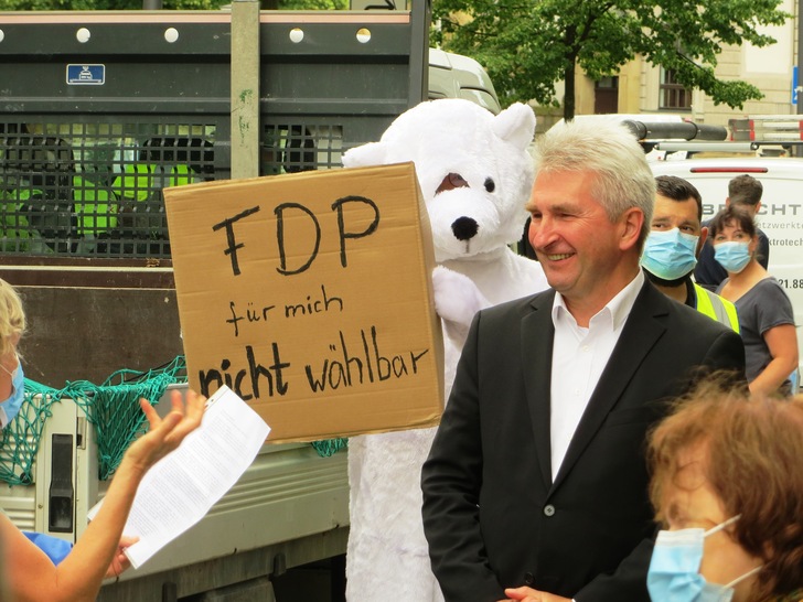 NRW-Wirtschaftsminister Pinkwart (FDP) lacht – dabei ist die Zerschlagung der Energieagentur NRW durch seine Regierung alles andere als lustig. - © Klimabündnis Bielefeld 
