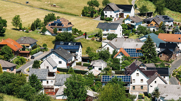 Im Normalbetrieb geht von Photovoltaikanlagen keine Gefahr aus. Doch bei Überschwemmungen sollten einige Hinweise beachtet werden. - © SMA
