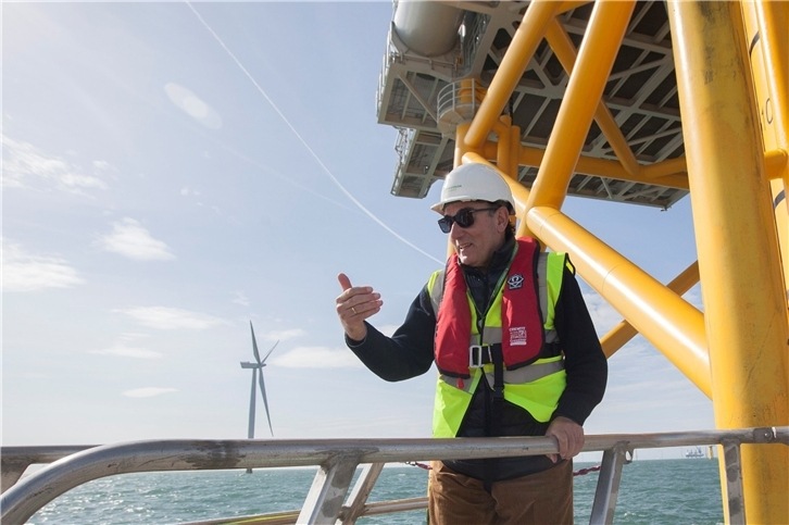 Iberdrola-Chef Ignacio Galán im britischen Offshore-Windpark West of Duddon Sands – das Unternehmen will zusammen mit Shell vor Schottland den weltweit ersten schwimmenden Windpark in großen Dimensionen entwickeln.   - © Iberdrola
