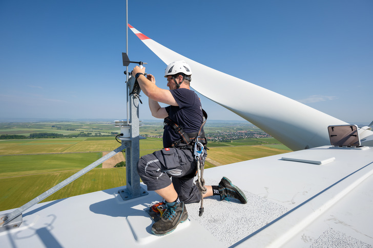 Es entsteht wieder Bewegung am Windpark-Instandhaltungsmarkt. Hier arbeitet ein Wartungsspezialist in einem Juwi-Windpark.
