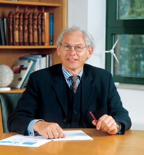 Enercon-Gründer Aloys Wobben an seinem Schreibtisch in Aurich.