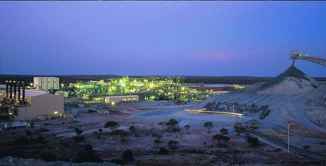 Um die Nickelmine im westaustralischen Leinster auch Nachts mit Solarstrom zu versorgen, wird ein großer Batteriespeicher installiert. - © BHP/Juwi AG
