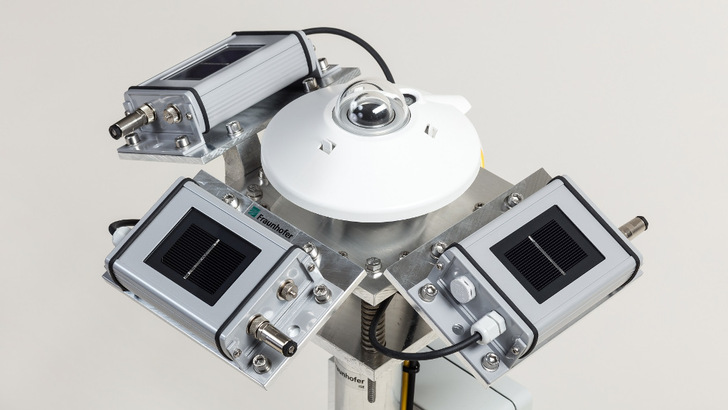 Die Sensoren der Messstation des Fraunhofer ISE zeigen in drei verschiedene Richtungen. Das verbessert die Qualität der Datensätze. - © Fraunhofer ISE
