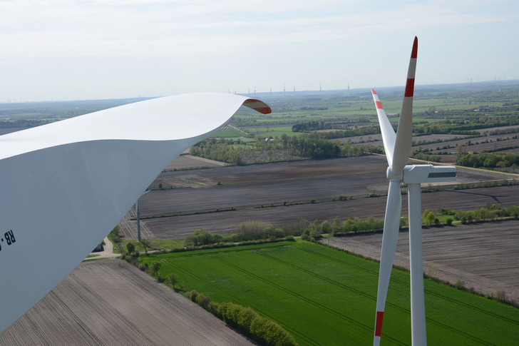 Über die Rotorblätter von Windenergieanlagen soll Wasser in die Atmosphäre gebracht werden, wo es in Form von Wassertröpfchen oder Wasserdampf vom Wind verteilt wird. - © Gatermann
