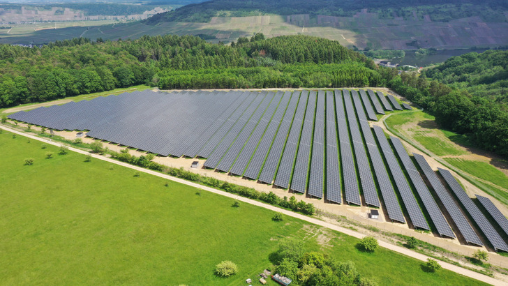 Mit dem Solarpark hat Trianel Erneuerbare Energien ein wirtschaftliches Nachnutzungskonzept für den ehemaligen Weinberg umgesetzt. - © Trianel
