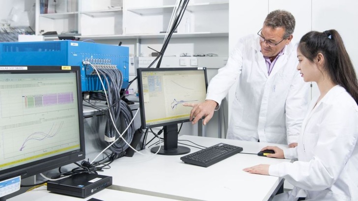 Mit einer vielversprechenden Kombination aus Kathode und Elektrolyt wollen die Forscherinnen und Forscher des HIU eine sehr hohe Energiedichte möglich machen.