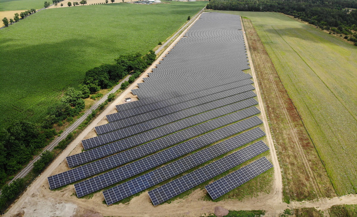 Der neue Solarpark steht zwischen einem Truppenübungsplatz der Bundeswehr und eine Reginalbahnstrecke. - © Steag Solar Energy Solutions
