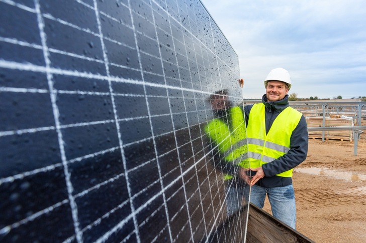 Wemag-Mitarbeiter Christian Wolff im unternehmenseigenen Solarpark Zietlitz.