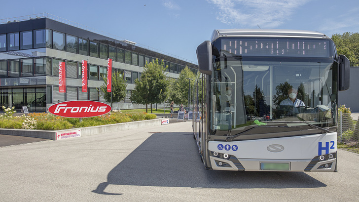 Der Wasserstoffbus von Solaris fährt mit einer Tankfüllung mindestens 350 Kilometer. Das reicht für einen Tag im Linienverkehr aus. - © Fronius International
