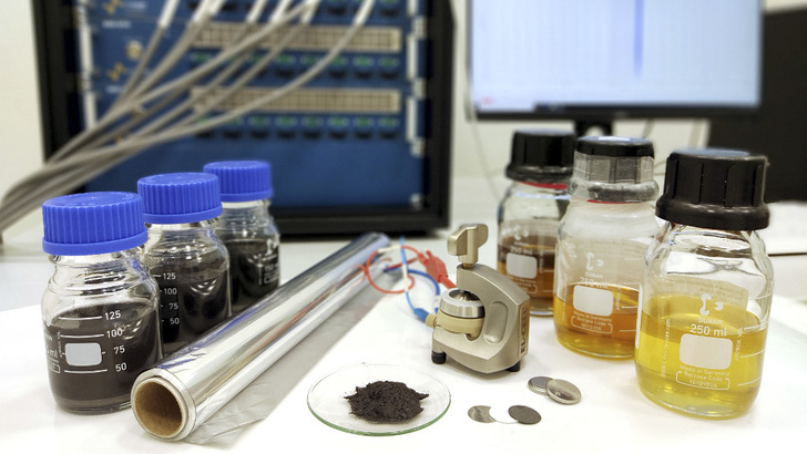Die von den Forschern entwickelte Batterie kommt mit handelsüblicher Aluminiumfolie aus.